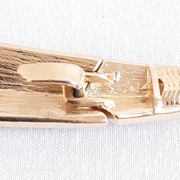 Trifari Necklace  Gold Tone Flat Snake Chain Navy Blue Enamel Hook Clasp Pendant - Picture 8 of 13